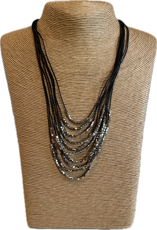 Short necklace with crystals