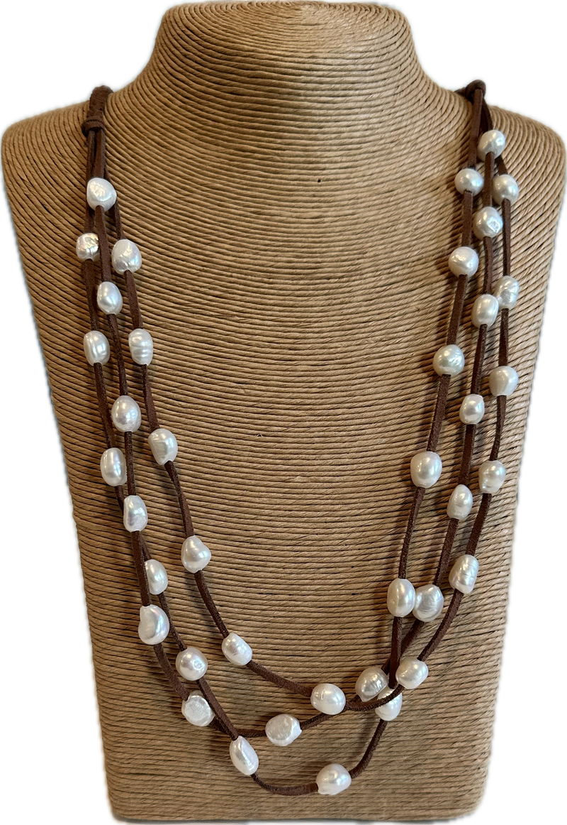 Long leather necklace with pearls