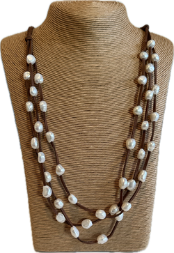 Long leather necklace with pearls