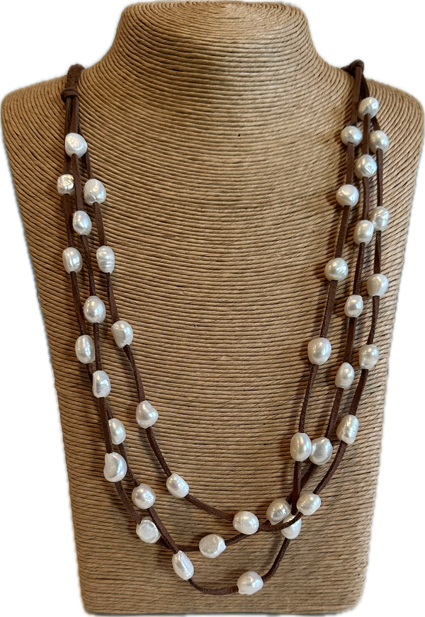 Long leather necklace with pearls