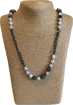 Chain and pearl necklace