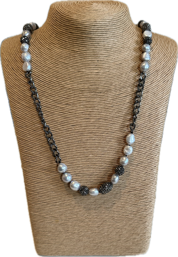 Chain and pearl necklace